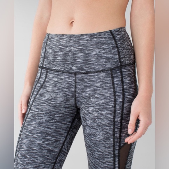 Lululemon Drop It Like It's Hot Crop Leggings Dramatic Static White Black Size 4 - Picture 3 of 8